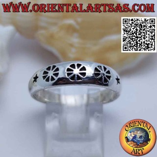 Glatter silberner Ring mit eingraviertem Dharmachakra