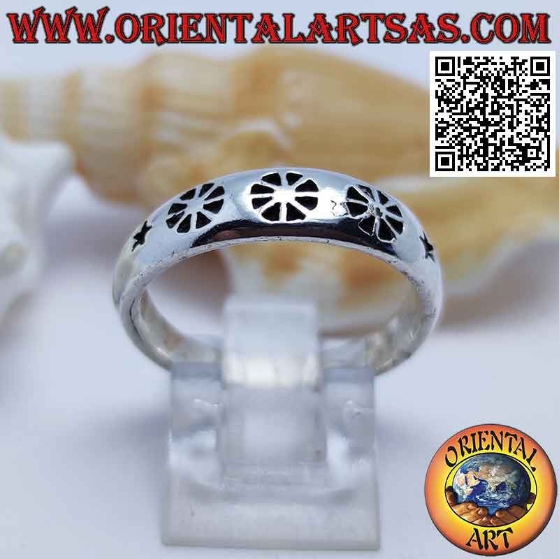 Glatter silberner Ring mit eingraviertem Dharmachakra