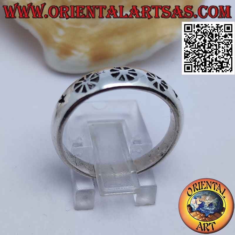 Anillo de plata lisa con dharmachakra grabado