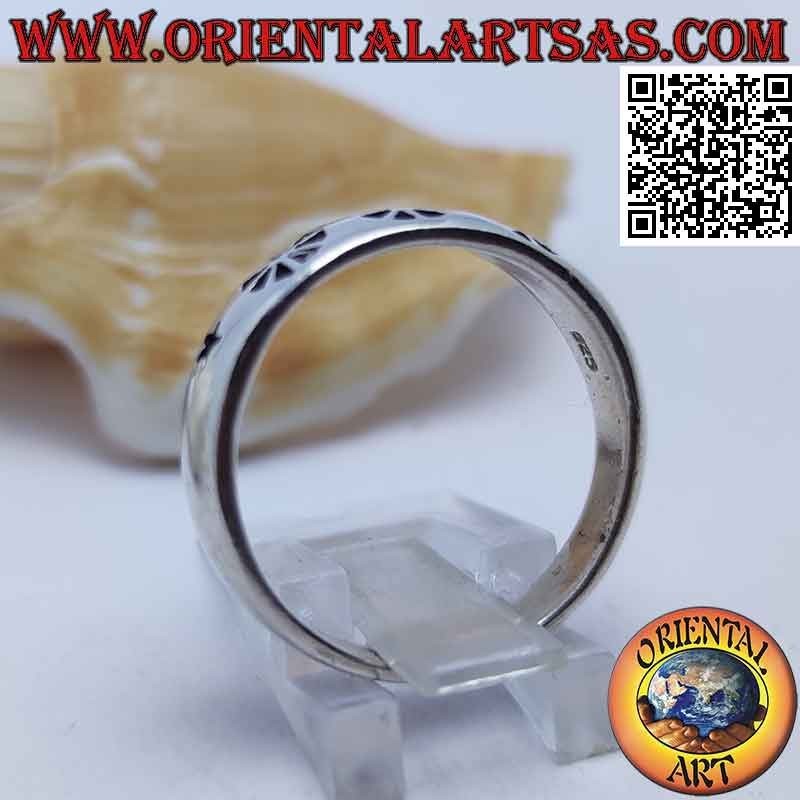 Glatter silberner Ring mit eingraviertem Dharmachakra