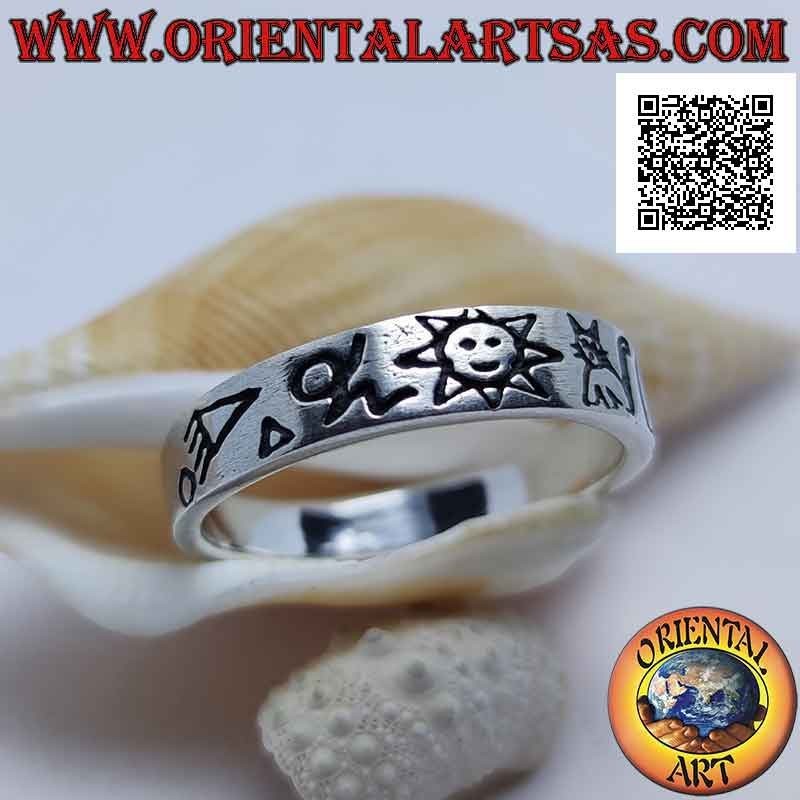 Silberring mit glattem Band mit eingravierten Symbolen (Sonne, Katze, Spirale, Mond)