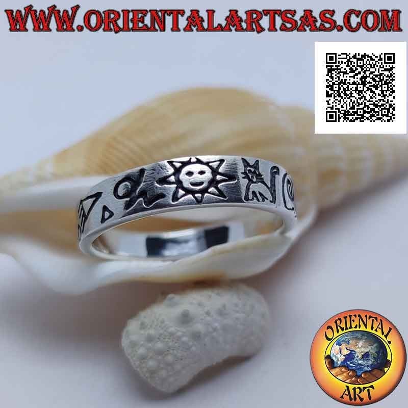 Anello in argento a fascetta liscia con simboli incisi (sole, gatto, spirale, luna)