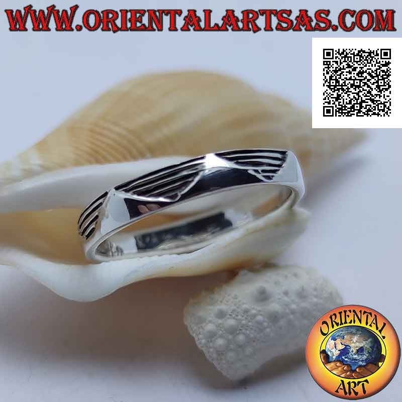 Anello in argento a fedina rigata con serie di triangoli lisci sovrapposti