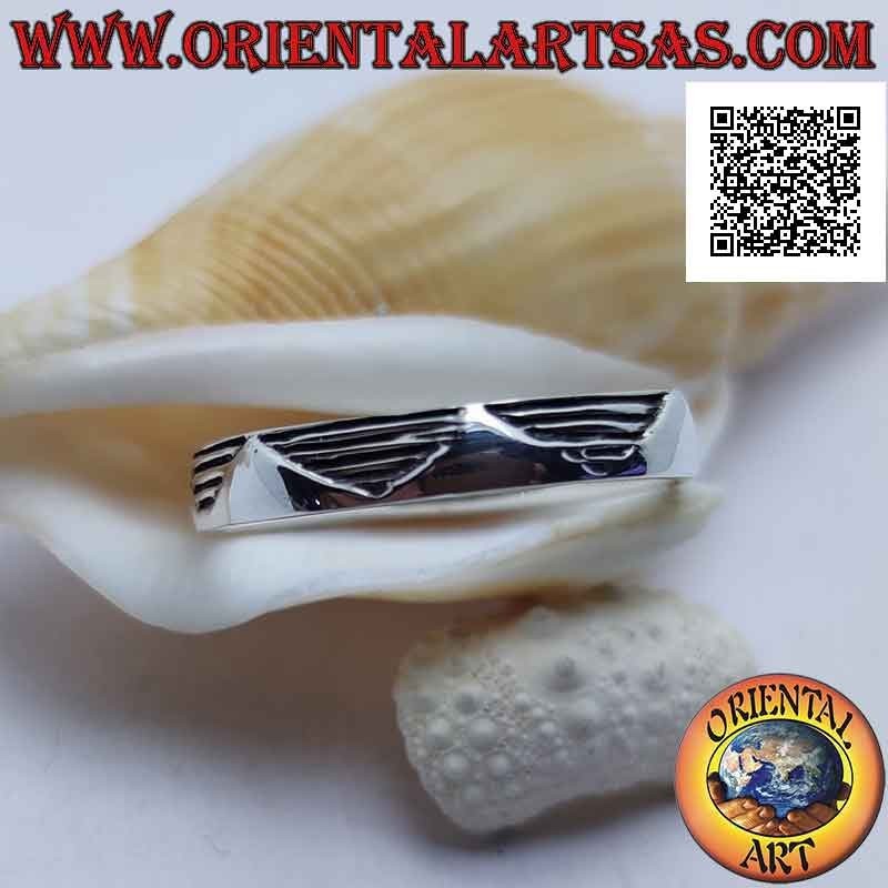 Anello in argento a fedina rigata con serie di triangoli lisci sovrapposti