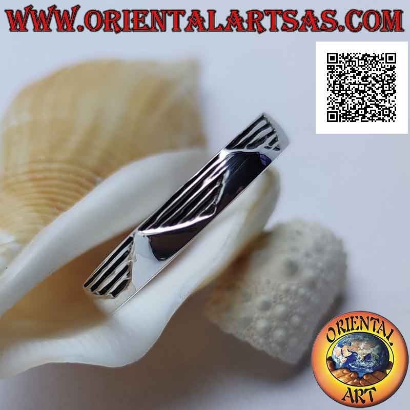 Anillo de plata con banda rayada con una serie de triángulos lisos superpuestos