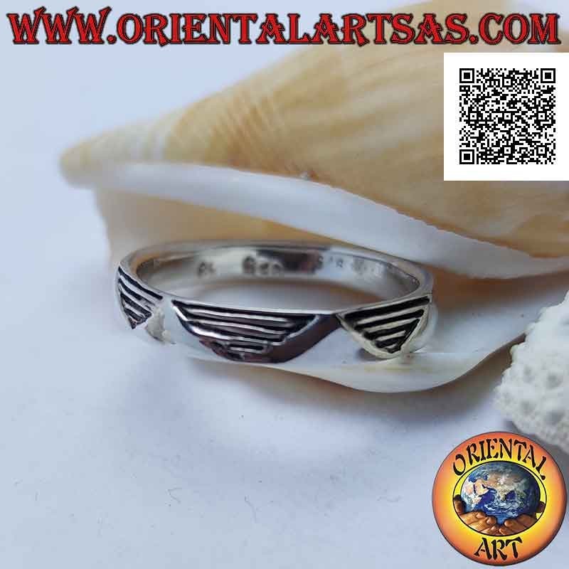 Anello in argento a fedina rigata con serie di triangoli lisci sovrapposti