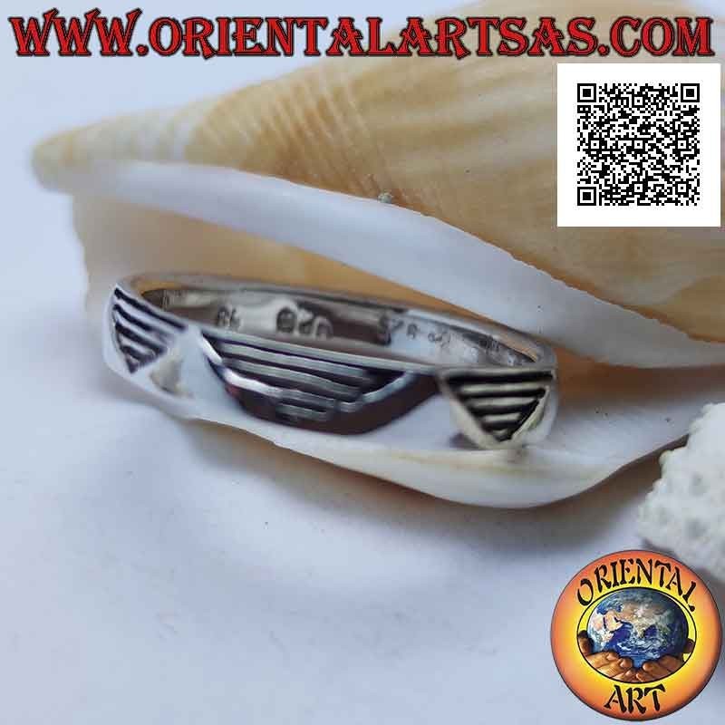 Anillo de plata con banda rayada con una serie de triángulos lisos superpuestos