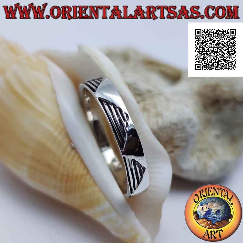 Bague en argent avec bande rayée avec une série de triangles lisses qui se chevauchent