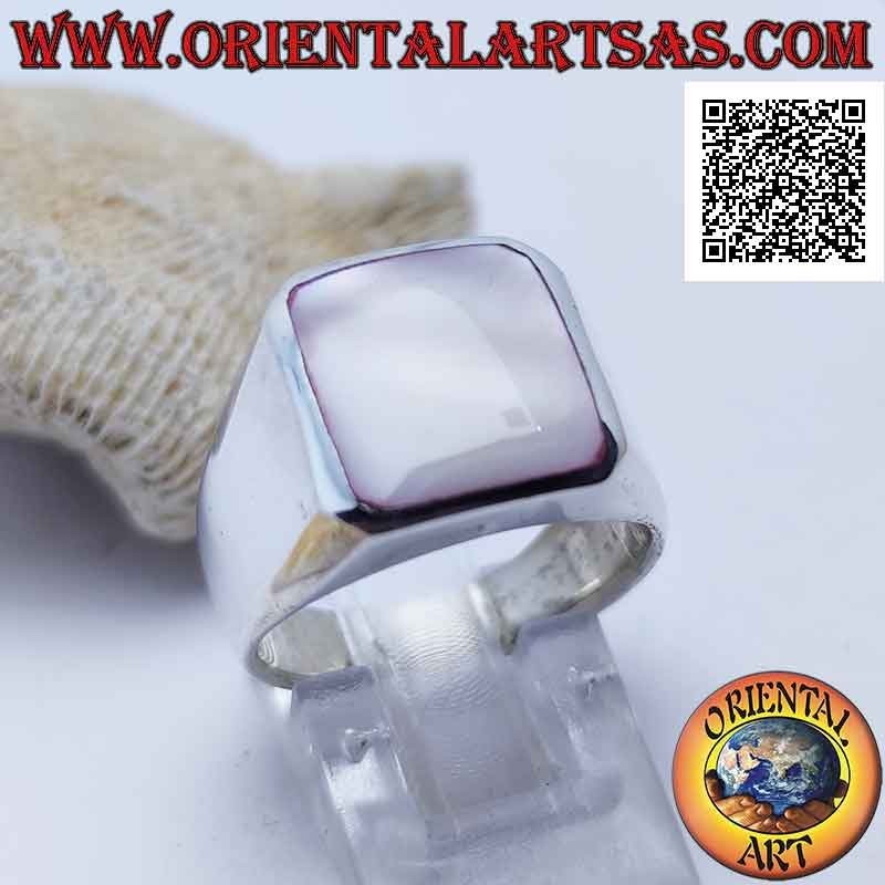 Anillo de plata lisa que sobresale con nácar rectangular redondeado al ras con el borde