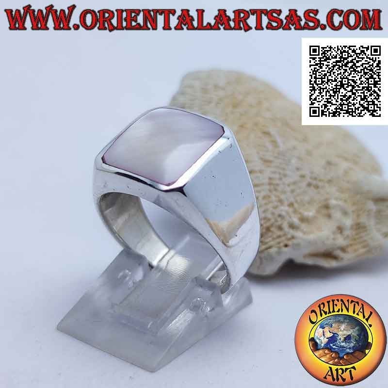 Bague en argent lisse dépassant d'une nacre rectangulaire arrondie au ras du bord