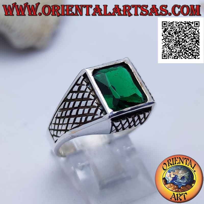 Anello in argento con zircone rettangolare sfaccettato color smeraldo e incisioni a reticolo sui quattro lati