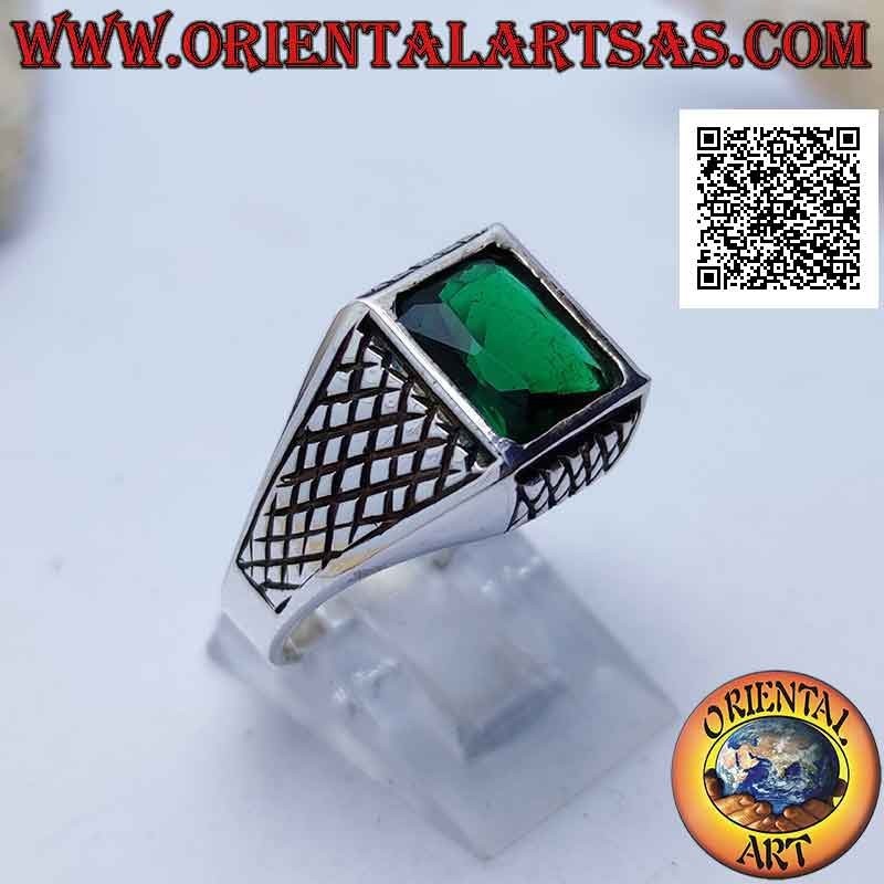 Anillo de plata con circonitas rectangulares facetadas de color esmeralda y grabados de celosía en los cuatro lados