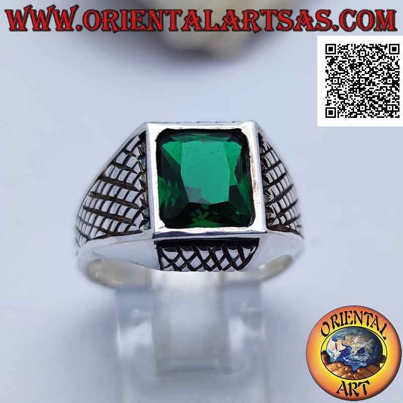 Bague en argent avec zircon émeraude rectangulaire facetté et gravures en treillis sur les quatre côtés