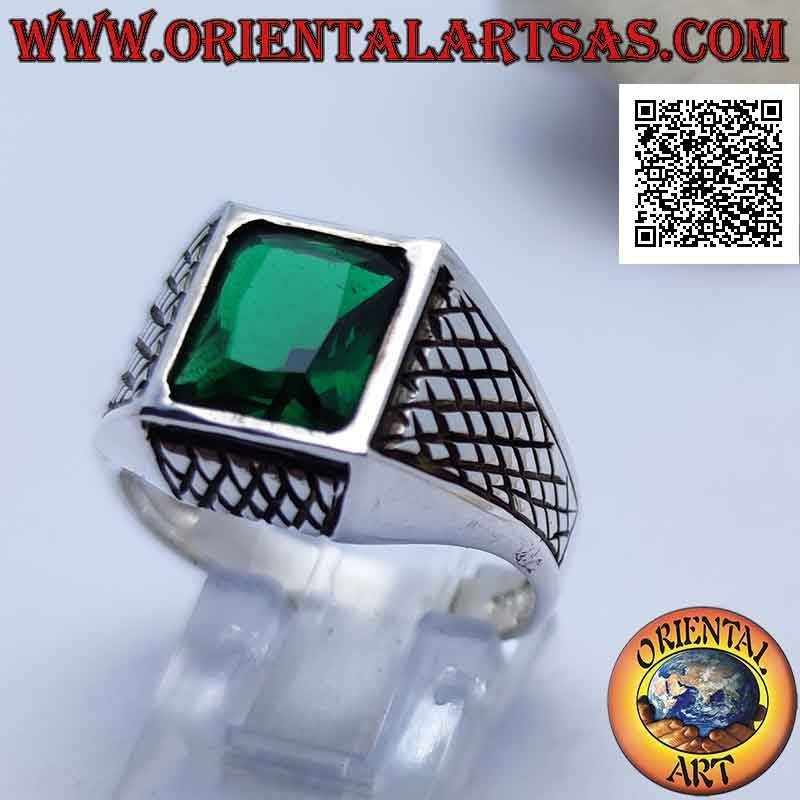 Anello in argento con zircone rettangolare sfaccettato color smeraldo e incisioni a reticolo sui quattro lati