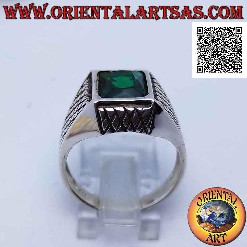 Anillo de plata con circonitas rectangulares facetadas de color esmeralda y grabados de celosía en los cuatro lados