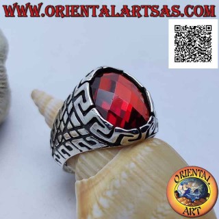 Anillo de plata con granate ovalado facetado y grabados de serie y geométrica "S" en todos los lados