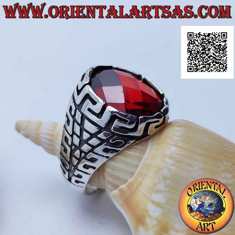 Bague en argent avec grenat ovale facetté et série et gravures géométriques en "S" sur tous les côtés