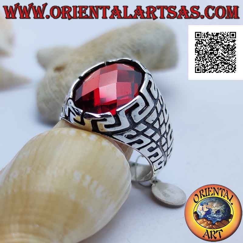 Anillo de plata con granate ovalado facetado y grabados de serie y geométrica "S" en todos los lados