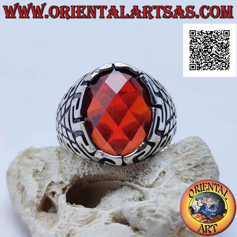 Anillo de plata con granate ovalado facetado y grabados de serie y geométrica "S" en todos los lados