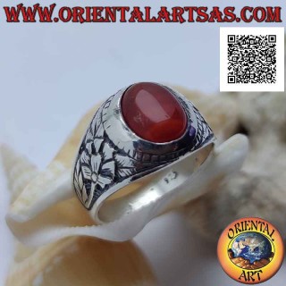 Anello in argento con corniola ovale cabochon e fiore della rinascita in bassorilievo sui lati