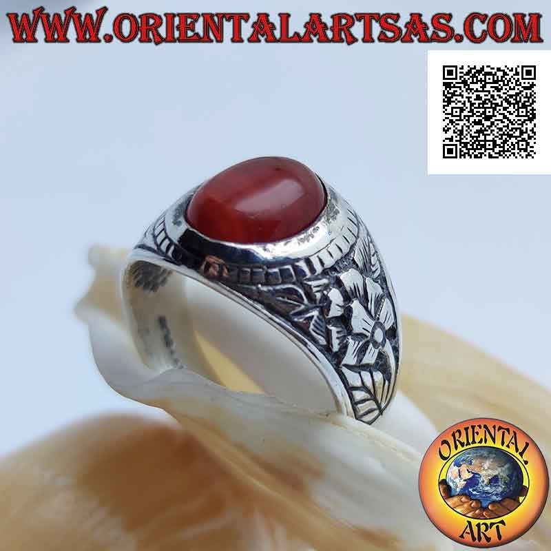 Anillo de plata con cornalina ovalada cabujón y flor de renacimiento en bajorrelieve a los lados
