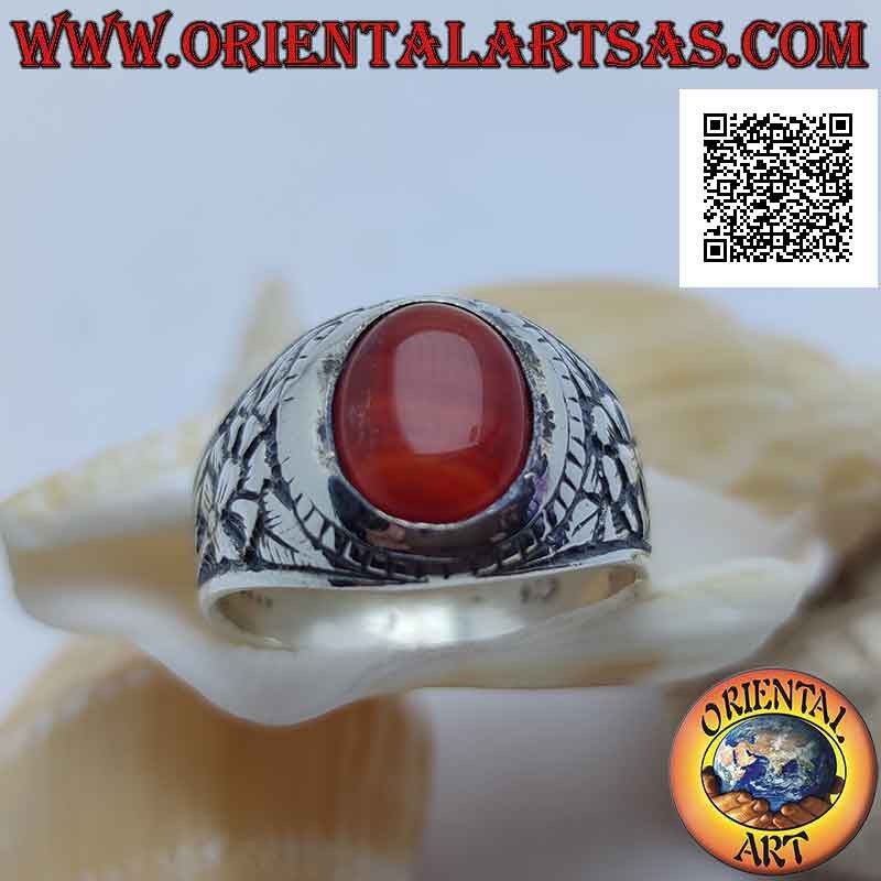 Anello in argento con corniola ovale cabochon e fiore della rinascita in bassorilievo sui lati