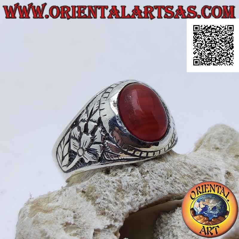 Anillo de plata con cornalina ovalada cabujón y flor de renacimiento en bajorrelieve a los lados