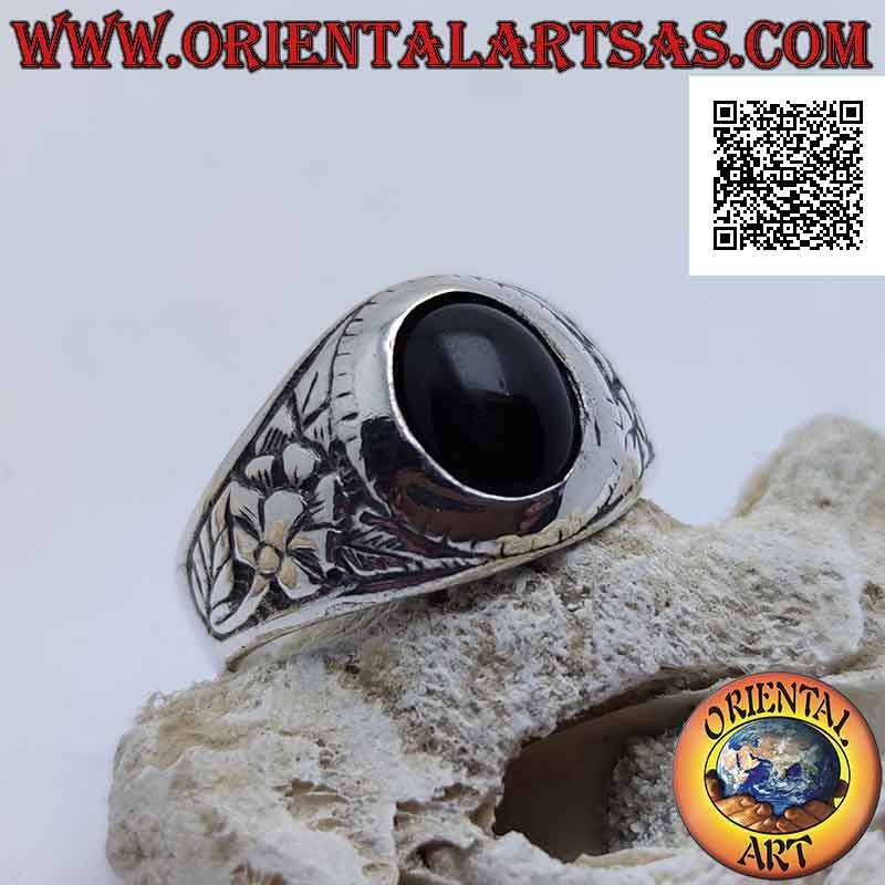 Silberring mit ovalem Cabochon-Onyx und Wiedergeburtsblume im Basrelief an den Seiten