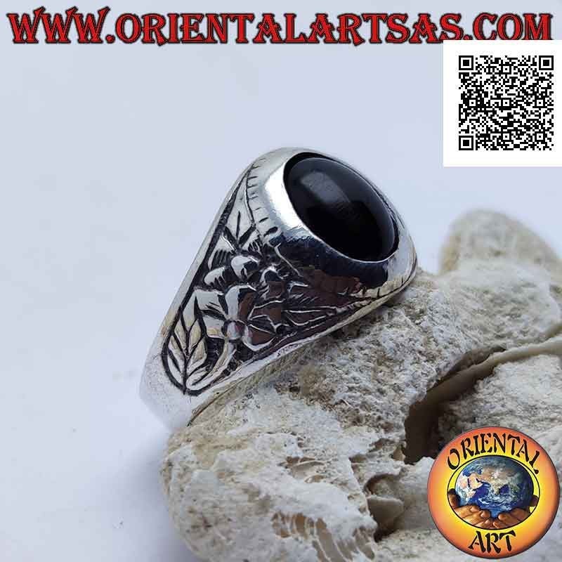 Anillo de plata con ónix cabujón ovalado y flor de renacimiento en bajorrelieve a los lados