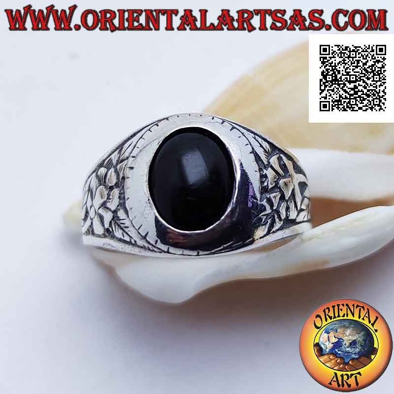 Anillo de plata con ónix cabujón ovalado y flor de renacimiento en bajorrelieve a los lados