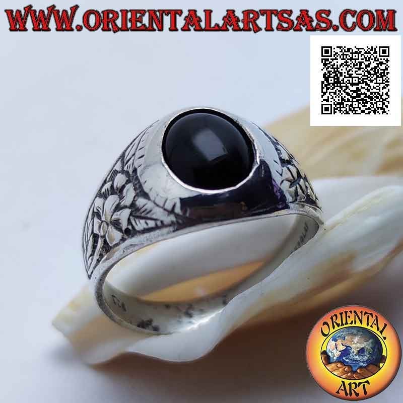 Silberring mit ovalem Cabochon-Onyx und Wiedergeburtsblume im Basrelief an den Seiten