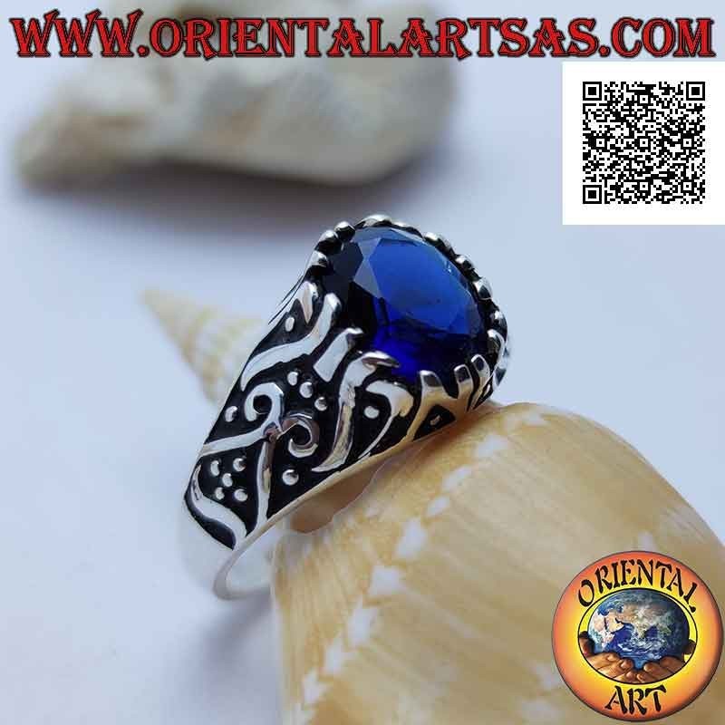 Bague en argent avec zircon ovale couleur saphir serti sur une monture décorée en bas-relief