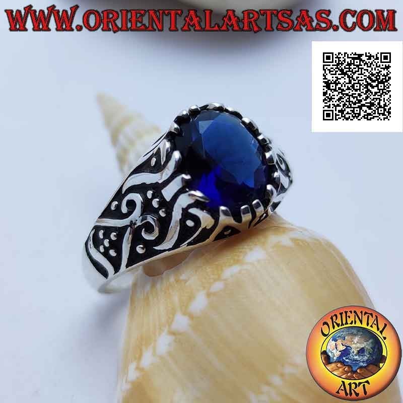 Anello in argento con zircone ovale color zaffiro incastonato su montatura decorata in bassorilievo
