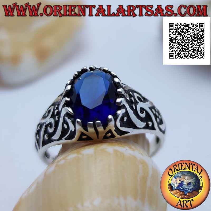 Anillo de plata con circonitas ovaladas de color zafiro engastadas en un marco decorado en bajorrelieve