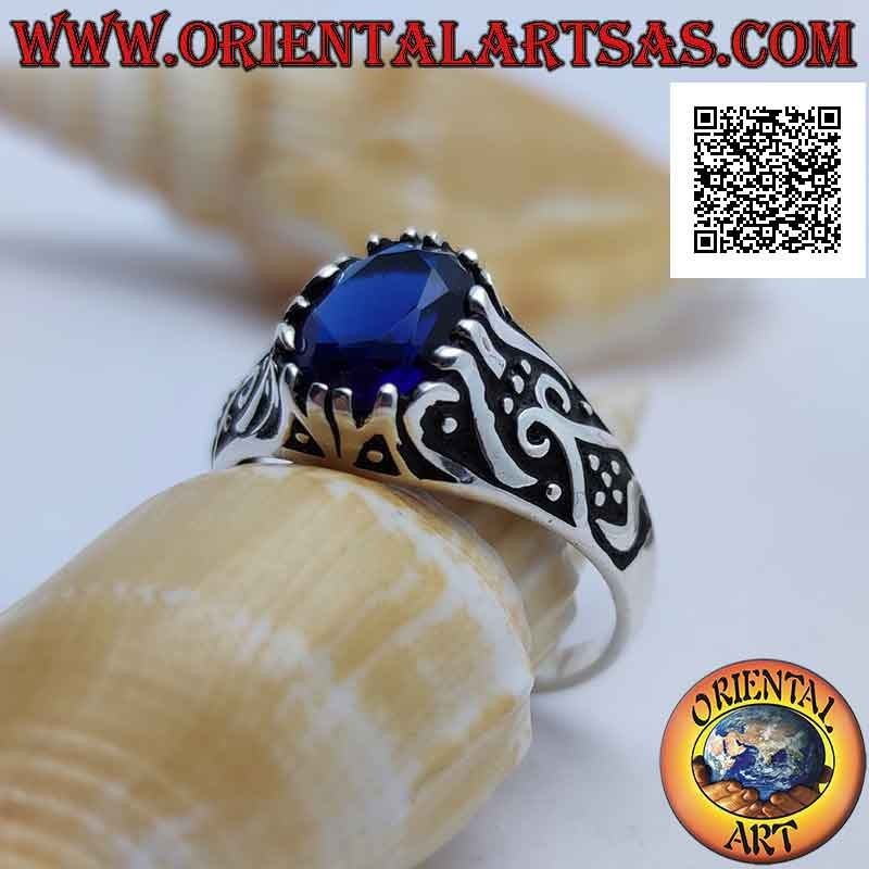 Anillo de plata con circonitas ovaladas de color zafiro engastadas en un marco decorado en bajorrelieve