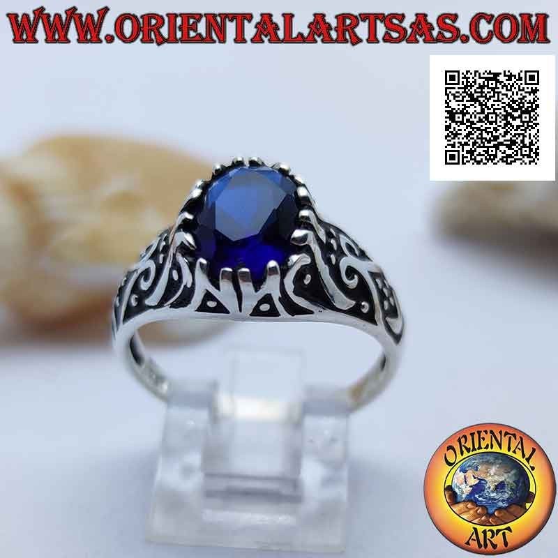 Bague en argent avec zircon ovale couleur saphir serti sur une monture décorée en bas-relief