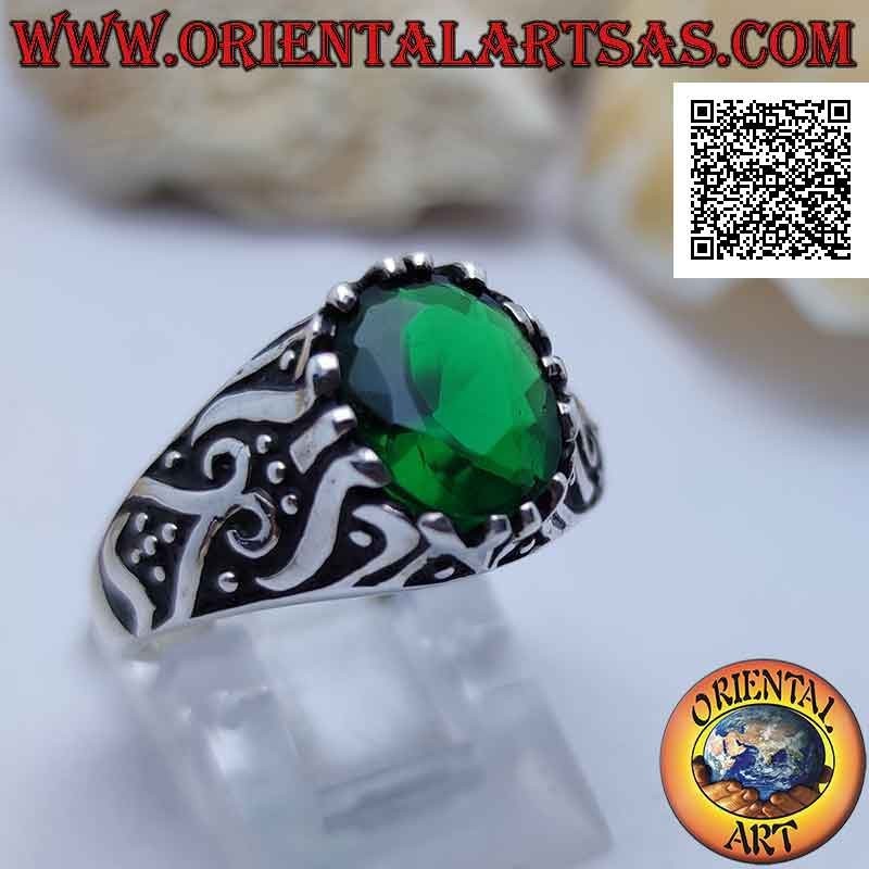 Anillo de plata con circonita ovalada de color esmeralda engastada en un marco decorado en bajorrelieve