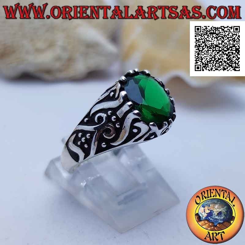 Bague en argent avec zircon ovale couleur émeraude serti sur une monture décorée en bas-relief