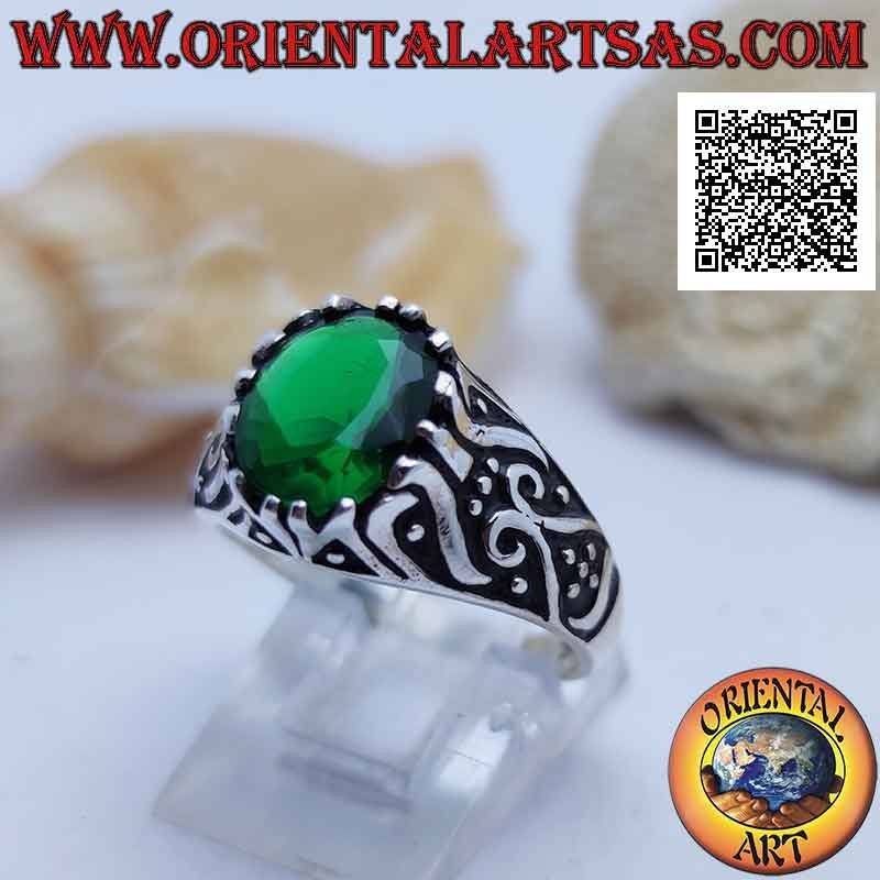 Bague en argent avec zircon ovale couleur émeraude serti sur une monture décorée en bas-relief