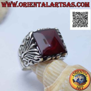Anillo de plata con cornalina cuadrada rodeada de grabados barrocos en un marco imponente