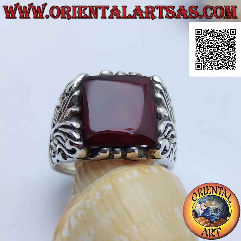 Anello in argento con corniola quadrata contornata da incisioni barocche su montatura imponente