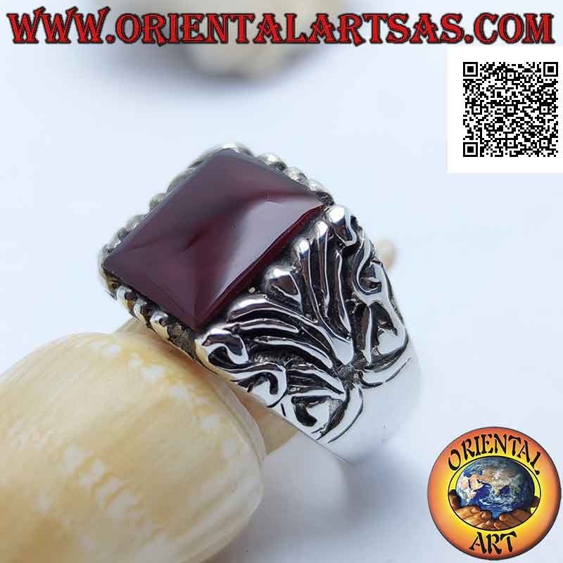 Anello in argento con corniola quadrata contornata da incisioni barocche su montatura imponente