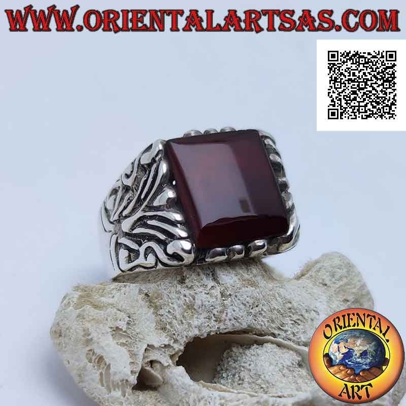 Bague en argent avec cornaline carrée entourée de gravures baroques sur un cadre imposant