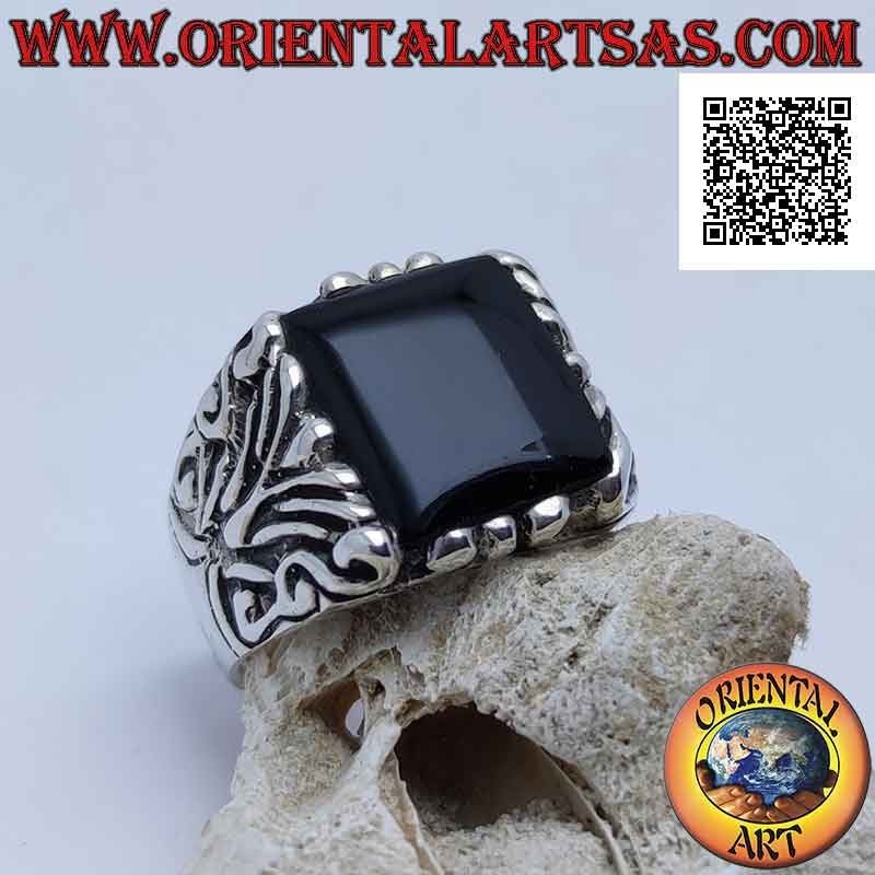 Silberring mit quadratischem Onyx, umgeben von Barockstichen in imposanter Umgebung