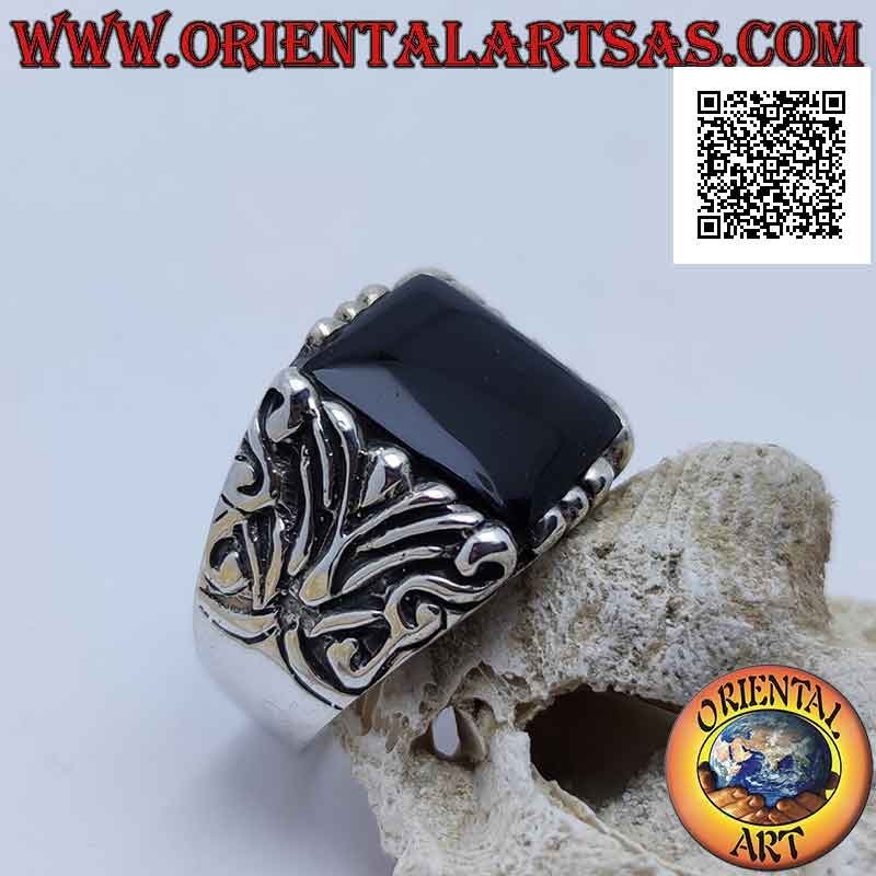 Anello in argento con onice quadrata contornata da incisioni barocche su montatura imponente