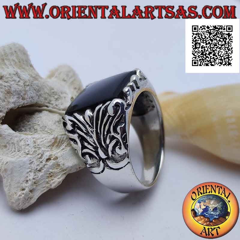 Anello in argento con onice quadrata contornata da incisioni barocche su montatura imponente