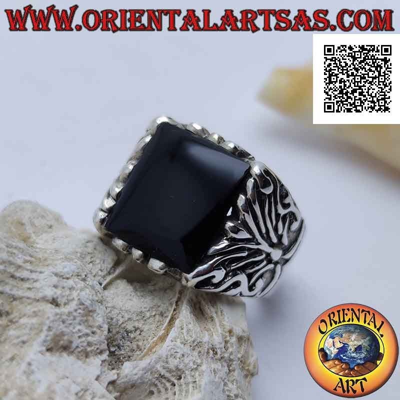 Anillo de plata con ónix cuadrado rodeado de grabados barrocos en un marco imponente