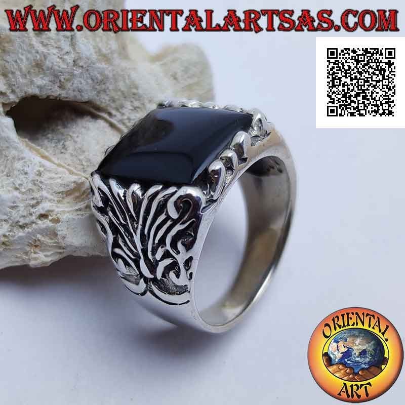 Bague en argent avec onyx carré entouré de gravures baroques sur un cadre imposant