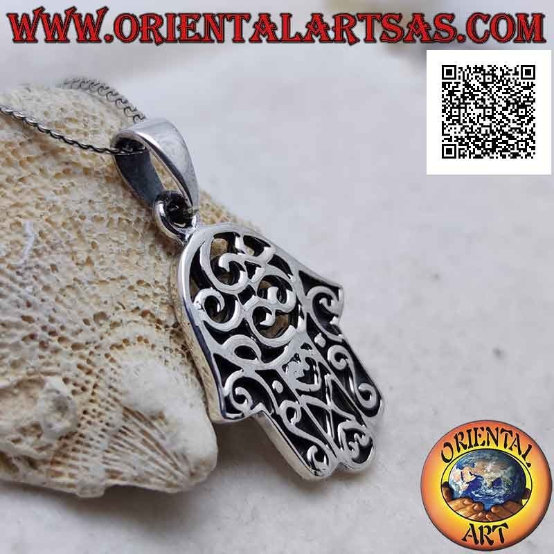 Colgante de plata Mano de Fátima con bajorrelieve y decoración perforada en la palma