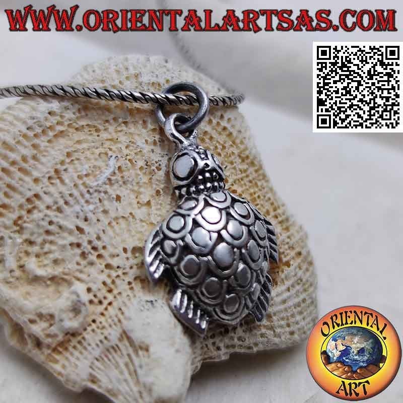 Colgante de plata en forma de tortuga marina grabada y con forma